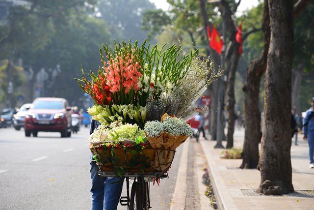 Miền Bắc nắng mạnh, Trung và Nam Bộ mưa dông cục bộ